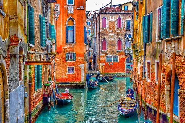 ITCVV - Venice - Colourful Gondolas - tom podmore.jpg